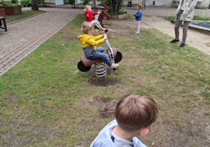 "Wyścig konny"- zabawy w ogrodzie przedszkolnym