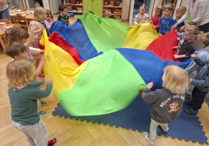 "Kto ma?" - Zabawa integracyjna z chustą animacyjną