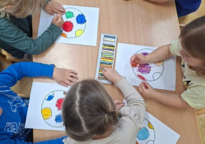 "Piłka" - kolorowanie pastelami wg instrukcji nauczyciela