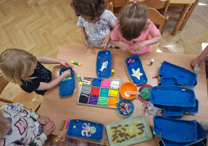 "Morskie głębiny" - przygotowywanie II części pracy plastycznej
