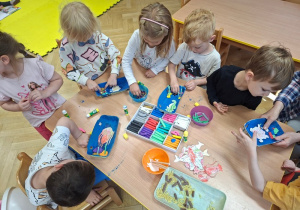 "Morskie głębiny" - przygotowywanie Ii części pracy plastycznej