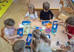 "Morskie głębiny" - przygotowywanie II części pracy plastycznej