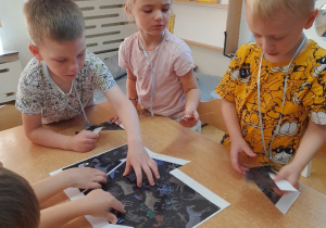 układając wspólnie puzzle możemy doskonalić umiejętności współdziałania w grupie