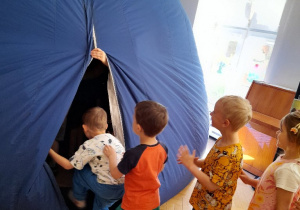 Mobilne Planetarium było wspaniałym doświadczeniem - dziękujemy Rodzicom, którzy zapewnili nam taką cudowną atrakcję na zakończenie roku