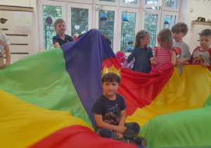 Celebrowanie urodzin Krzysia wśród przyjaciół w przedszkolu