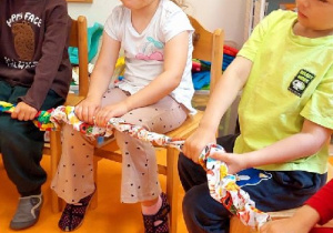 Ahoj Marynarze wyruszamy w podróż statkiem - zabawy SI gumą przy marynarskich szantach