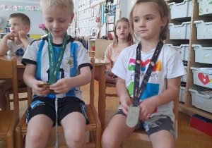 Obserwujemy piękny pokaz o bieganiu i przymierzamy prawdziwe medale
