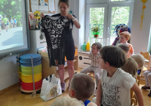 Mama Adasia pokazuje nam strój odpowiedni do triathlonu