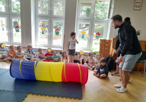 Uważnie słuchamy jak nasz trener opowiada jakie zadania mamy do wykonania