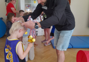 Dzielni sportowcy dostają od swoich trenerów piękne medale - Dziękujemy!