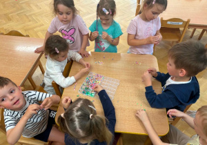 A jakie wspaniałe ćwiczenie dla naszych paluszków i oczu