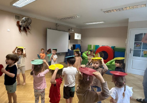 Ćwiczenie orientacji w schemacie ciała i przestrzeni "Parasolki"