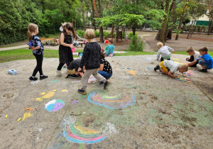Dzień Pustej Klasy - inspiracje plastyczne na chodniku