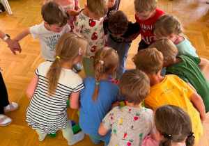 Cegiełki dobra - wspólne budowanie wierzy zabawa integracyjna