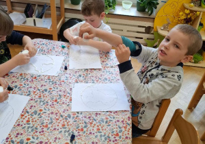 Rozwijanie koordynacji wzrokowo - ruchowej poprzez wykonanie pracy plastycznej - Układ Słoneczny