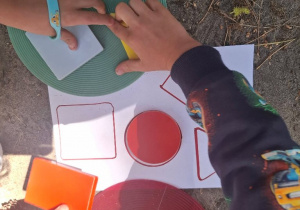 Utrwalanie nazw figur geometrycznych i kolorów podczas realizacji projektu.
