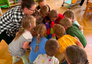 Zabawy rozwijające współpracę i integrację grupy z Panią Kasią - pedagog Specjalną