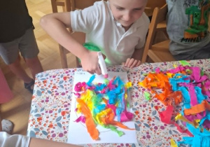 Zabawy sensoryczne podczas wykonywania pracy plastycznej