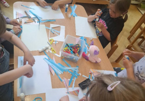 Żaglówki - praca plastyczna rozwijająca wyobraźnie i umiejętności manualne