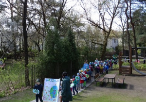Marsz ekologiczny na placu przedszkolnym