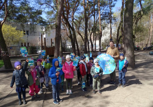 Dzieci z plakatem z okazji "Dnia Ziemi"