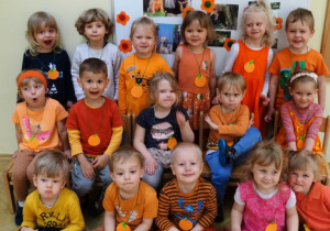 Grupowe zdjęcie dzieci - Dzień Pomarańczowy