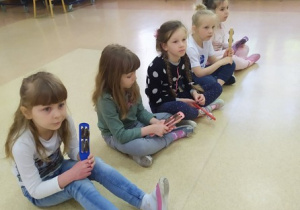 Dziewczynki grające na instrumentach na zajęciach w MDK.