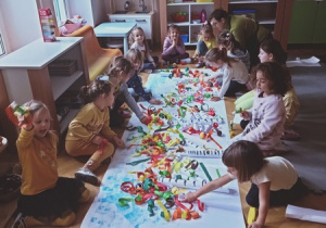 Tak powstają "Jesienne Brzozy" w ramach obchodów Dnia Drzewa