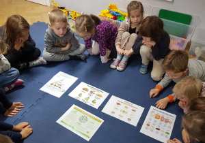 Dzieci rozmawiają o zdrowym jedzeniu