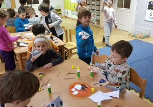 Dzieci wykonują papierową pacynkę