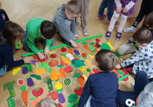 Grupowe tworzenie piętra warzyw i owoców w Piramidzie Zdrowego Żywienia