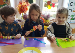 Wykonanie szaszłyków owocowo-warzywnych