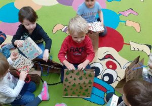 Dzieci cieszą się z prezentów