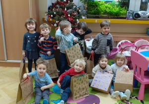 Wspólne zdjęcie dzieci z prezentami