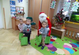 Dzieci pozują do zdjęcia z Mikołajem